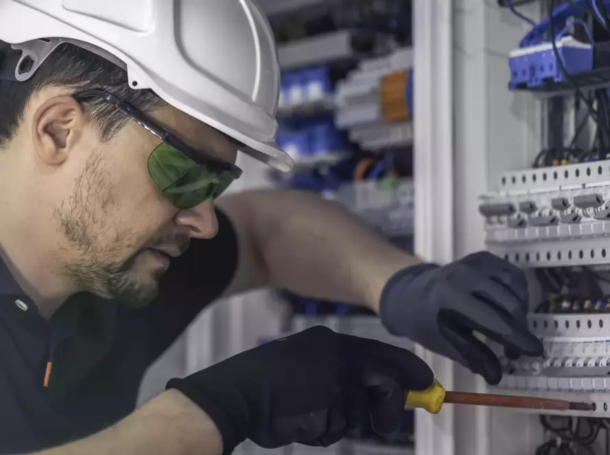 Alcora Reformas Madrid - Operario realizando instalaciones de electricidad en una vivienda